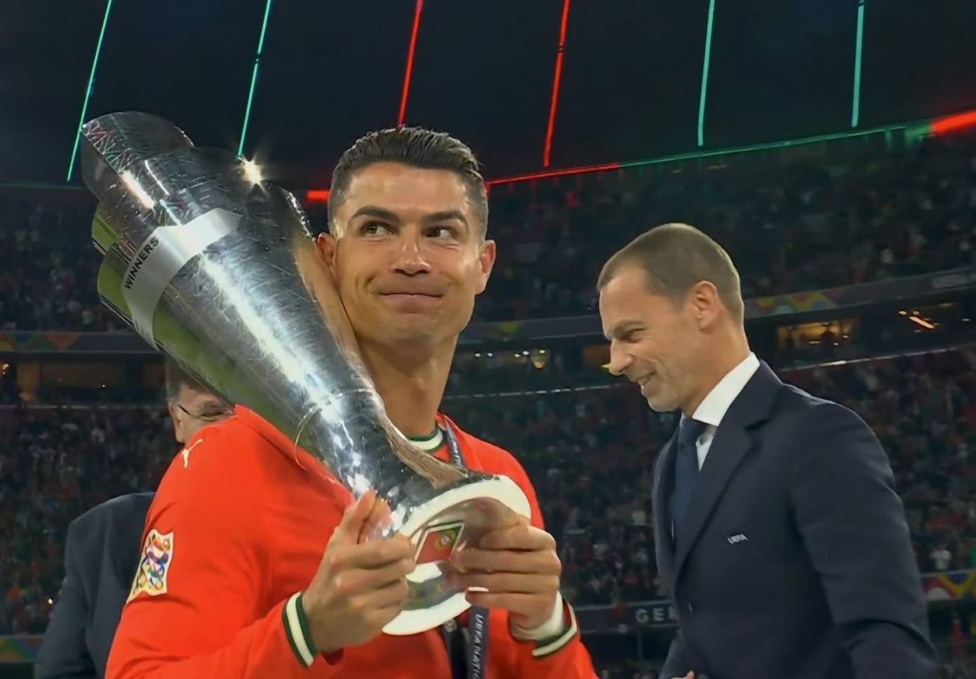 开云中国-C罗重返赛场，败北首场状态出色，篮网观众沸腾！-开云中国